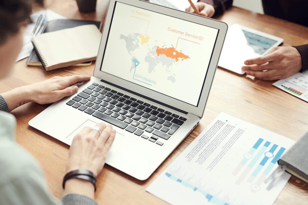 ordinateur avec un site web affiché